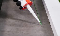 Pegando césped artificial a baldosa.